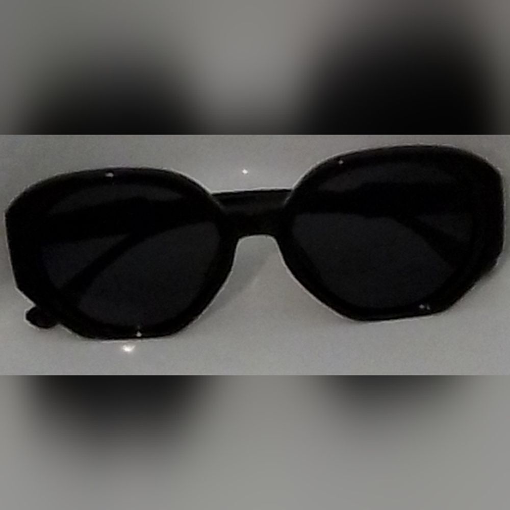 UV Protection CAT 3 Black Oval Sunglasses - V0124” only worn twice /great shape